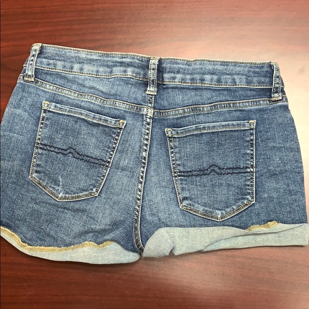 Arizona Jeans Cut Offs With Embroidered Rose - Picture 4 of 5